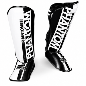 Die Phantom Athletics Shinpads Apex Striking Whiteout bieten optimalen Schutz für Schienbein und Fuß bei intensivem Kampfsport-Training. Die starke Polsterung absorbiert harte Kicks zuverlässig und macht sie ideal für MMA, Kickboxen und Muay Thai Sparring.