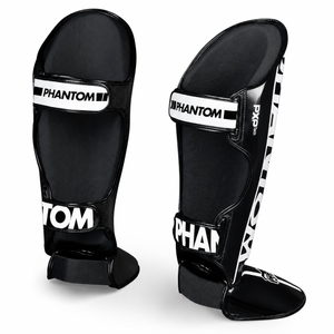 Mit den Apex Striking Whiteout Schienbeinschonern von Phantom Athletics trainierst du sicher und kontrolliert im Standkampf. Das ergonomische Design sorgt für einen festen Sitz und hohen Komfort bei schnellen Kombinationen und intensiven Kick-Trainingseinheiten.