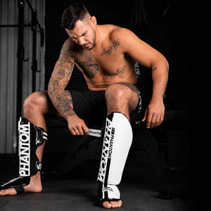 Diese hochwertigen Shinpads von Phantom Athletics wurden für anspruchsvolle Kampfsportler entwickelt, die Wert auf Schutz und Performance legen. Perfekt geeignet für Muay Thai, Kickboxen und MMA-Drills im Gym.