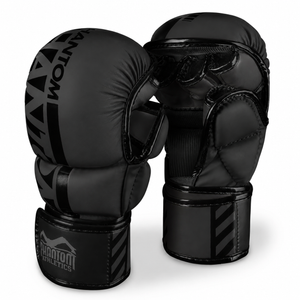 Die Phantom Athletics MMA Sparring Gloves Apex Blackout wurden für sicheres und kontrolliertes Training im MMA entwickelt. Die hochwertige Polsterung schützt Hände und Partner zuverlässig bei Sparring, Grappling und Striking im intensiven Kampfsport-Alltag.