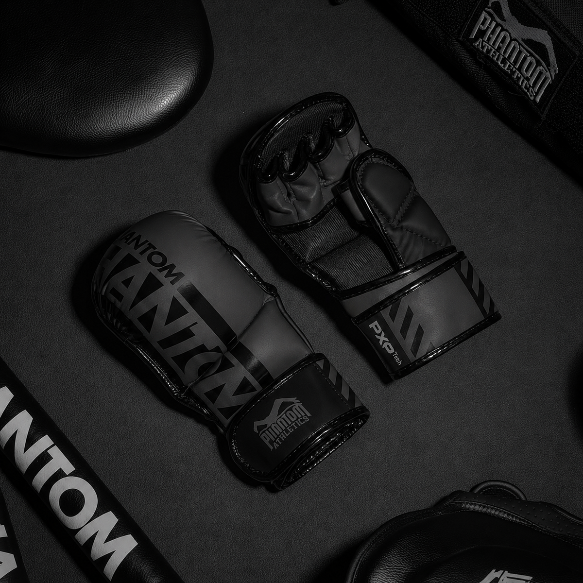 Mit den Apex Blackout MMA Sparring Gloves von Phantom Athletics trainierst du Technik, Präzision und Kontrolle im Mixed Martial Arts und Kickboxen. Das ergonomische Design sorgt für eine stabile Passform und hohen Komfort bei jeder Trainingseinheit im Gym.
