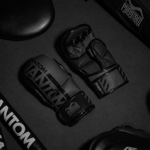 Mit den Apex Blackout MMA Sparring Gloves von Phantom Athletics trainierst du Technik, Präzision und Kontrolle im Mixed Martial Arts und Kickboxen. Das ergonomische Design sorgt für eine stabile Passform und hohen Komfort bei jeder Trainingseinheit im Gym.