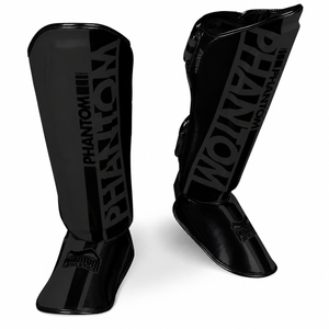 Die Phantom Athletics Shinpads Apex Striking Blackout bieten zuverlässigen Schutz für Schienbein und Fuß bei intensivem Kampfsport-Training. Die hochwertige Polsterung absorbiert harte Kicks effektiv und macht sie ideal für MMA, Kickboxen und Muay Thai Sparring.