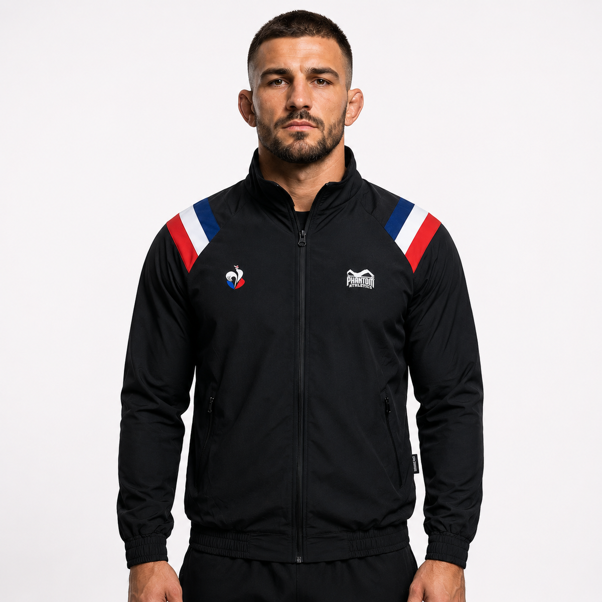 Die Phantom Athletics Track Jacket DMC Team France verbindet sportlichen Retro-Style mit moderner Performance für anspruchsvolle Kampfsportler. Das leichte und atmungsaktive Material eignet sich ideal für MMA, Boxen, Kickboxen, Muay Thai oder intensives Fitness-Training und sorgt auch beim Warm-up oder Sparring für maximalen Komfort.