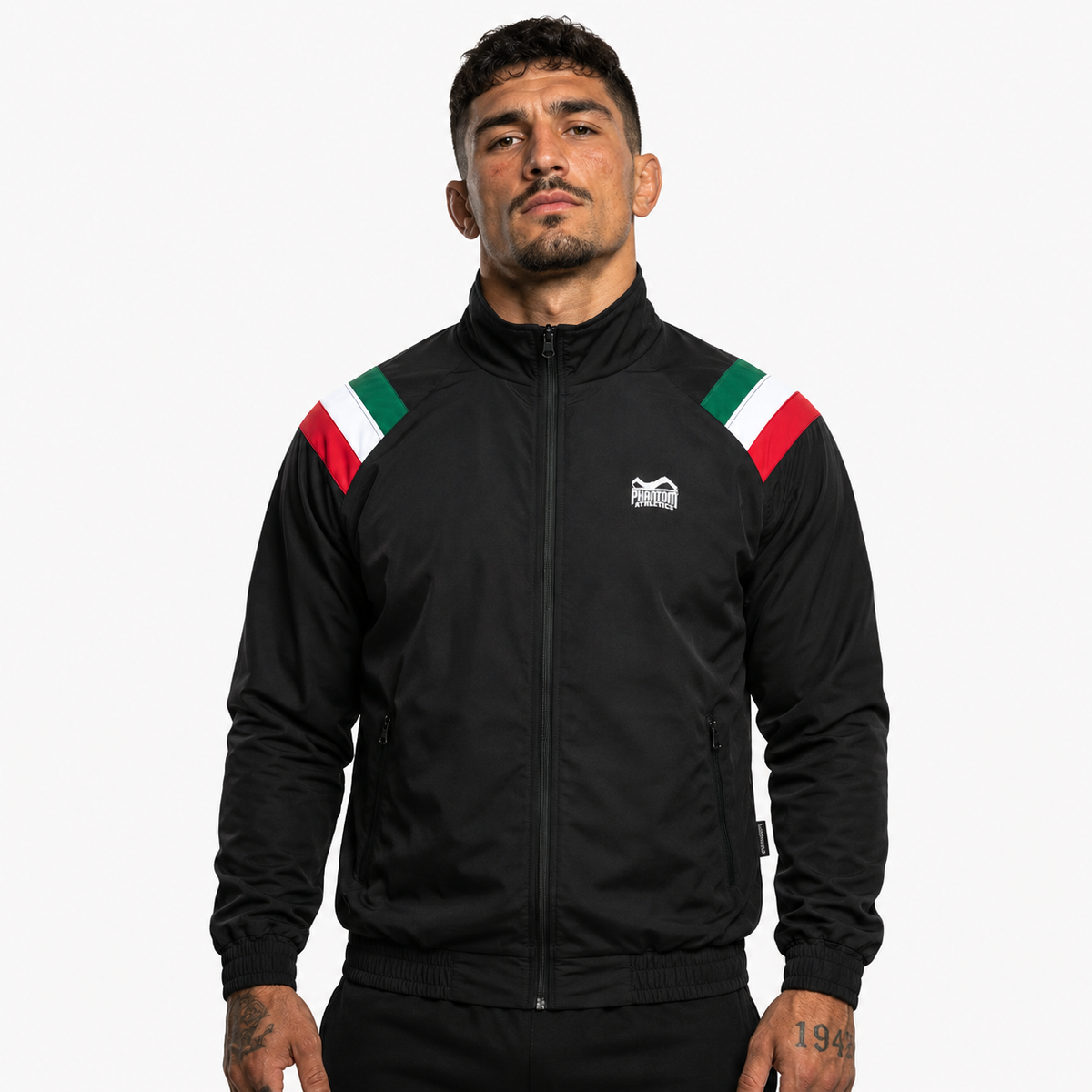 Die Phantom Athletics Track Jacket DMC Team Italy kombiniert sportlichen Retro-Style mit funktioneller Performance für intensives Kampfsport-Training. Das leichte und atmungsaktive Material eignet sich ideal für MMA, Boxen, Kickboxen oder Muay Thai und sorgt beim Warm-up und Sparring für maximalen Komfort.