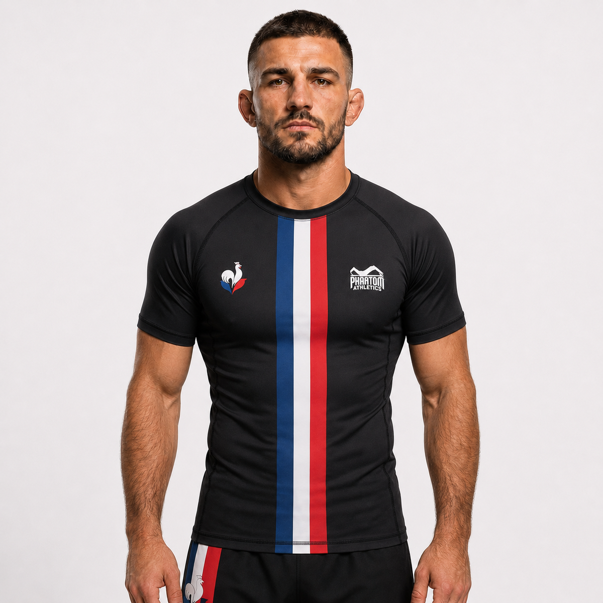 Der Phantom Athletics Rashguard Team France kombiniert funktionelle Compression-Technologie mit sportlichem Kampfsport-Design für anspruchsvolle Athleten. Das atmungsaktive und elastische Material eignet sich ideal für MMA, Grappling, BJJ, Kickboxen oder intensives Sparring und bietet optimalen Komfort bei jeder Trainingseinheit.