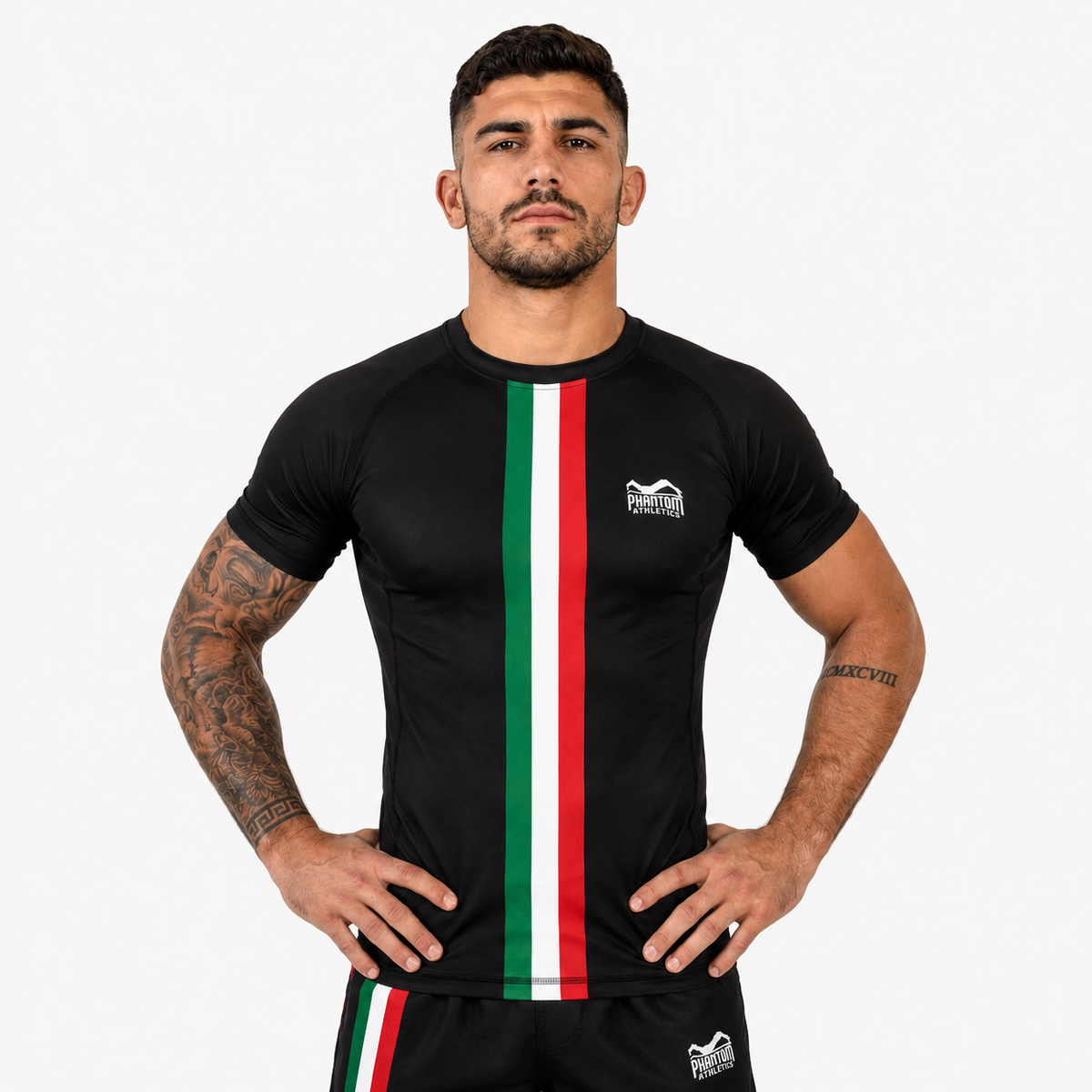 Der Phantom Athletics Rashguard Team Italy wurde für intensives Kampfsport-Training entwickelt und bietet optimalen Komfort bei MMA, Grappling, BJJ und Muay Thai. Das elastische Compression-Material unterstützt die Muskulatur, schützt die Haut beim Sparring und sorgt durch seine atmungsaktiven Eigenschaften für maximale Performance auf der Matte.