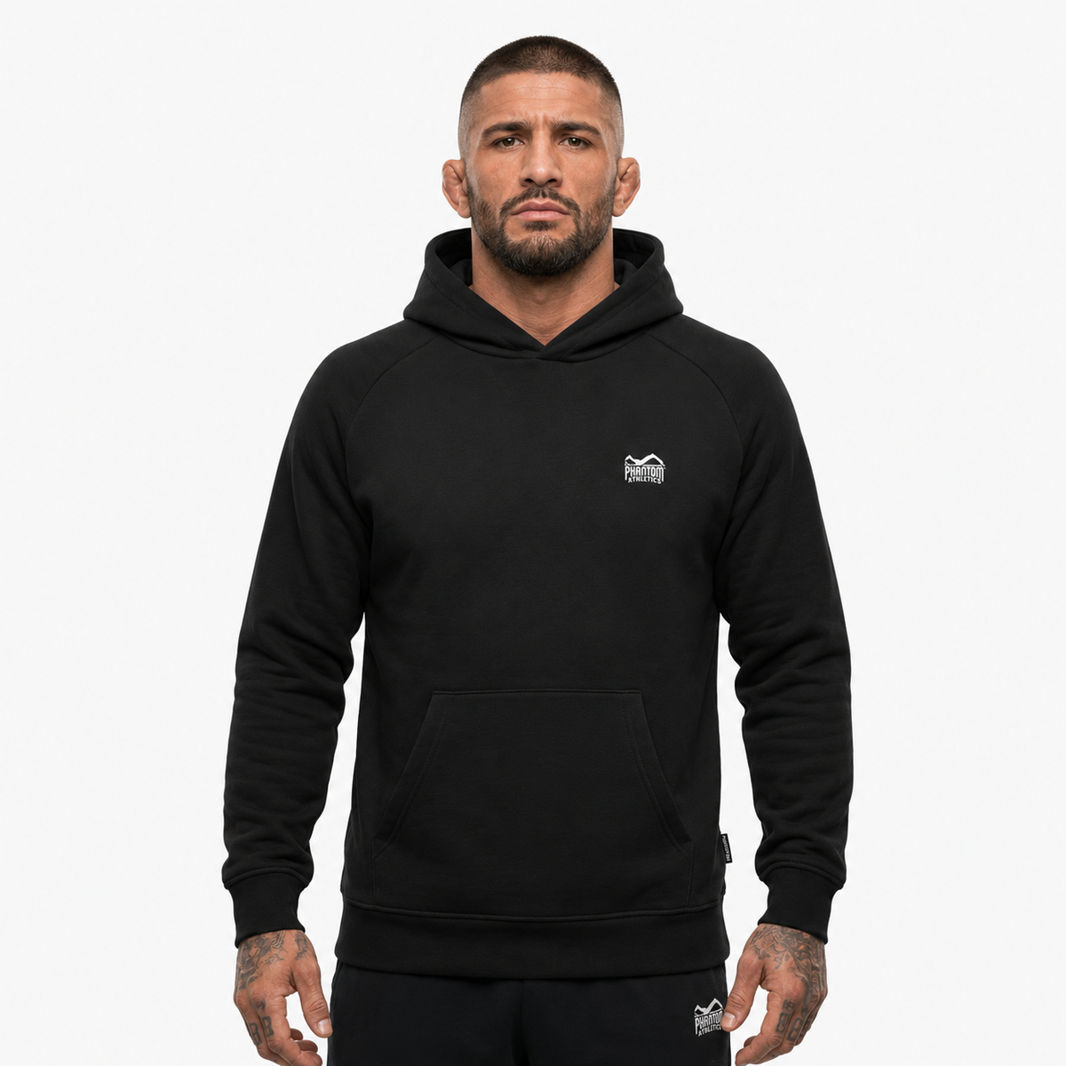 Der Phantom Athletics Hoodie Unit Black kombiniert minimalistischen Kampfsport-Style mit funktionalem Komfort für Training und Alltag. Das weiche Material sorgt für angenehme Wärme beim Warm-up, im Gym oder auf dem Weg zum MMA-, Box- oder Kickbox-Training.