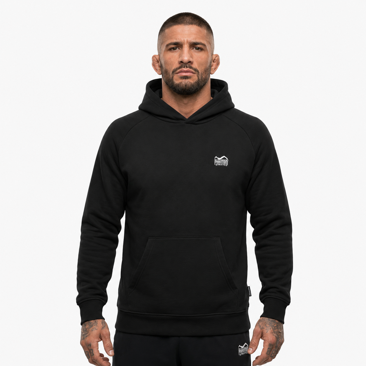 Der Phantom Athletics Hoodie Unit Black kombiniert minimalistischen Kampfsport-Style mit funktionalem Komfort für Training und Alltag. Das weiche Material sorgt für angenehme Wärme beim Warm-up, im Gym oder auf dem Weg zum MMA-, Box- oder Kickbox-Training.
