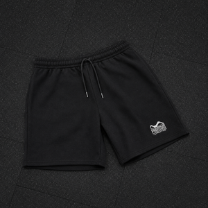 Die Phantom Athletics Shorts Unit Black wurden für anspruchsvolle Athleten entwickelt und überzeugen mit hohem Tragekomfort sowie maximaler Bewegungsfreiheit. Das hochwertige, atmungsaktive Material macht sie zur idealen Wahl für MMA, Boxen, Kickboxen, Krafttraining und intensive Workouts im Gym.