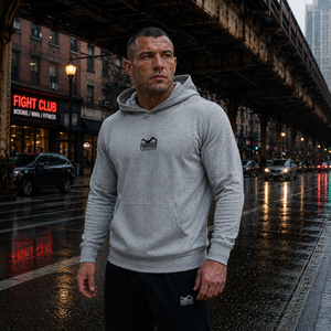 Der Team Gray Hoodie von Phantom Athletics wurde für ambitionierte Kampfsportler entwickelt, die Wert auf Funktion und Style legen. Ob MMA, Kickboxen oder Gym-Training – das angenehme Material und die sportliche Passform machen ihn zum idealen Begleiter vor und nach jeder Einheit.