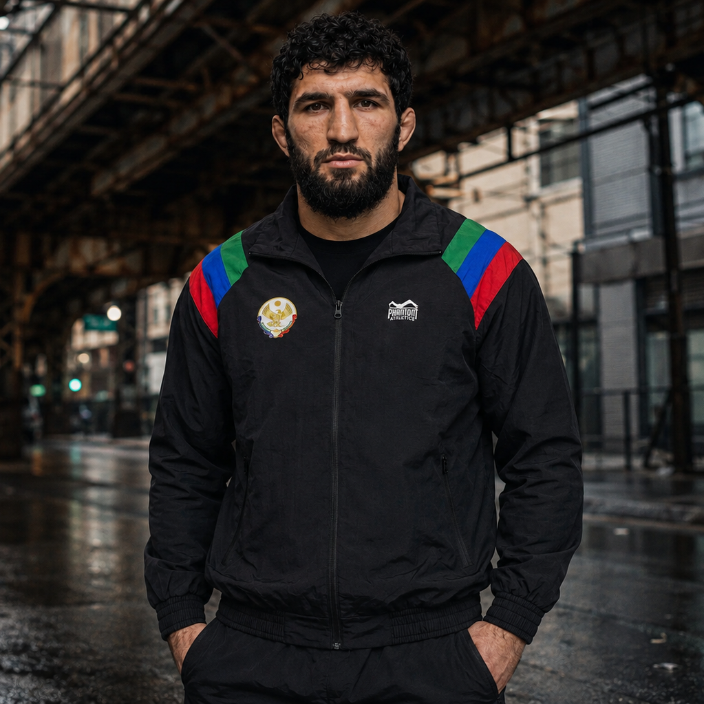 Die Phantom Athletics Track Jacket DMC Team Dagestan verbindet klassischen Trainingsjacken-Style mit funktionalem Kampfsport-Design. Das leichte Material eignet sich ideal für MMA, Boxen, Kickboxen und Muay Thai und bietet hohen Komfort beim Warm-up, im Gym oder auf dem Weg zum Training.