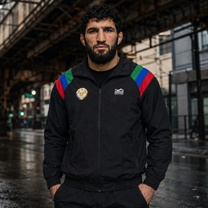 Die Phantom Athletics Track Jacket DMC Team Dagestan verbindet klassischen Trainingsjacken-Style mit funktionalem Kampfsport-Design. Das leichte Material eignet sich ideal für MMA, Boxen, Kickboxen und Muay Thai und bietet hohen Komfort beim Warm-up, im Gym oder auf dem Weg zum Training.