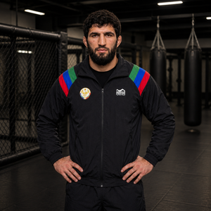 Diese Track Jacket von Phantom Athletics wurde für Kampfsportler entwickelt, die Wert auf Komfort, Bewegungsfreiheit und einen sportlichen Look legen. Perfekt geeignet für intensives Training, Sparring-Vorbereitung oder entspannte Tage im Athleten-Alltag.