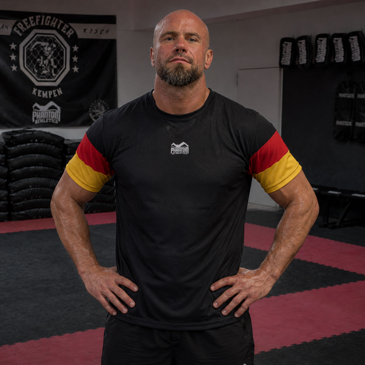 Das EVO Team Germany Shirt von Phantom Athletics überzeugt mit strapazierfähigem Performance-Material und einem modernen Kampfsport-Look in Schwarz, Rot und Gold. Perfekt geeignet für MMA, Kickboxen und Fitness-Workouts mit hoher Intensität.