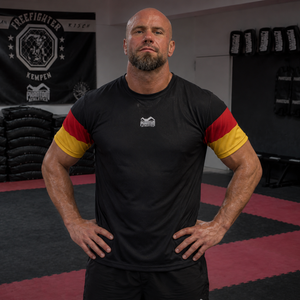 Das EVO Team Germany Shirt von Phantom Athletics überzeugt mit strapazierfähigem Performance-Material und einem modernen Kampfsport-Look in Schwarz, Rot und Gold. Perfekt geeignet für MMA, Kickboxen und Fitness-Workouts mit hoher Intensität.