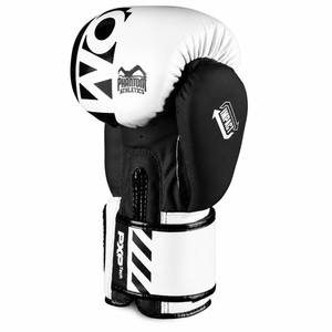 Diese hochwertigen Boxhandschuhe von Phantom Athletics kombinieren minimalistisches Whiteout-Design mit robuster Performance für anspruchsvolle Kampfsportler. Ideal geeignet für Sparring, Pratzenarbeit und intensives Techniktraining im Gym.