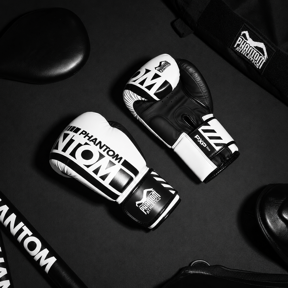 Diese Boxhandschuhe von Phantom Athletics wurden für Athleten entwickelt, die Wert auf Performance, Komfort und Schutz legen. Ob Sandsack, Sparring oder Techniktraining – die Apex Whiteout unterstützen dich bei jeder Trainingseinheit im Kampfsport.