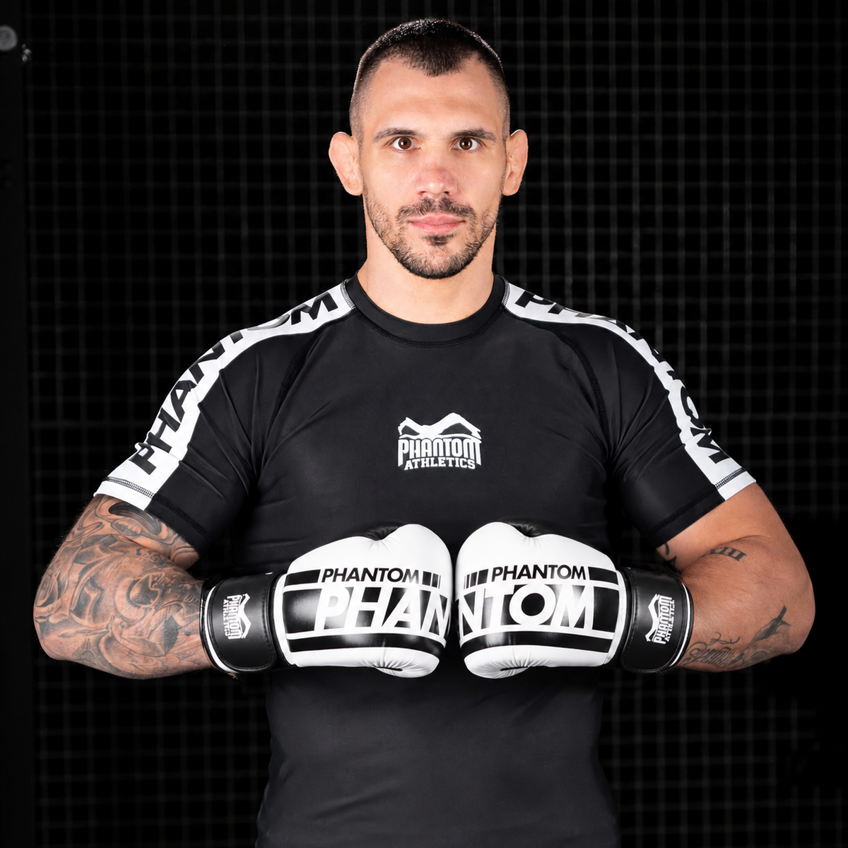 Die Apex Whiteout Gloves von Phantom Athletics bieten dir zuverlässigen Schutz und starke Stoßabsorption bei jedem Schlag im Kampfsport. Perfekt für MMA-Striking, Boxtraining und Kickbox-Einheiten mit hoher Intensität.