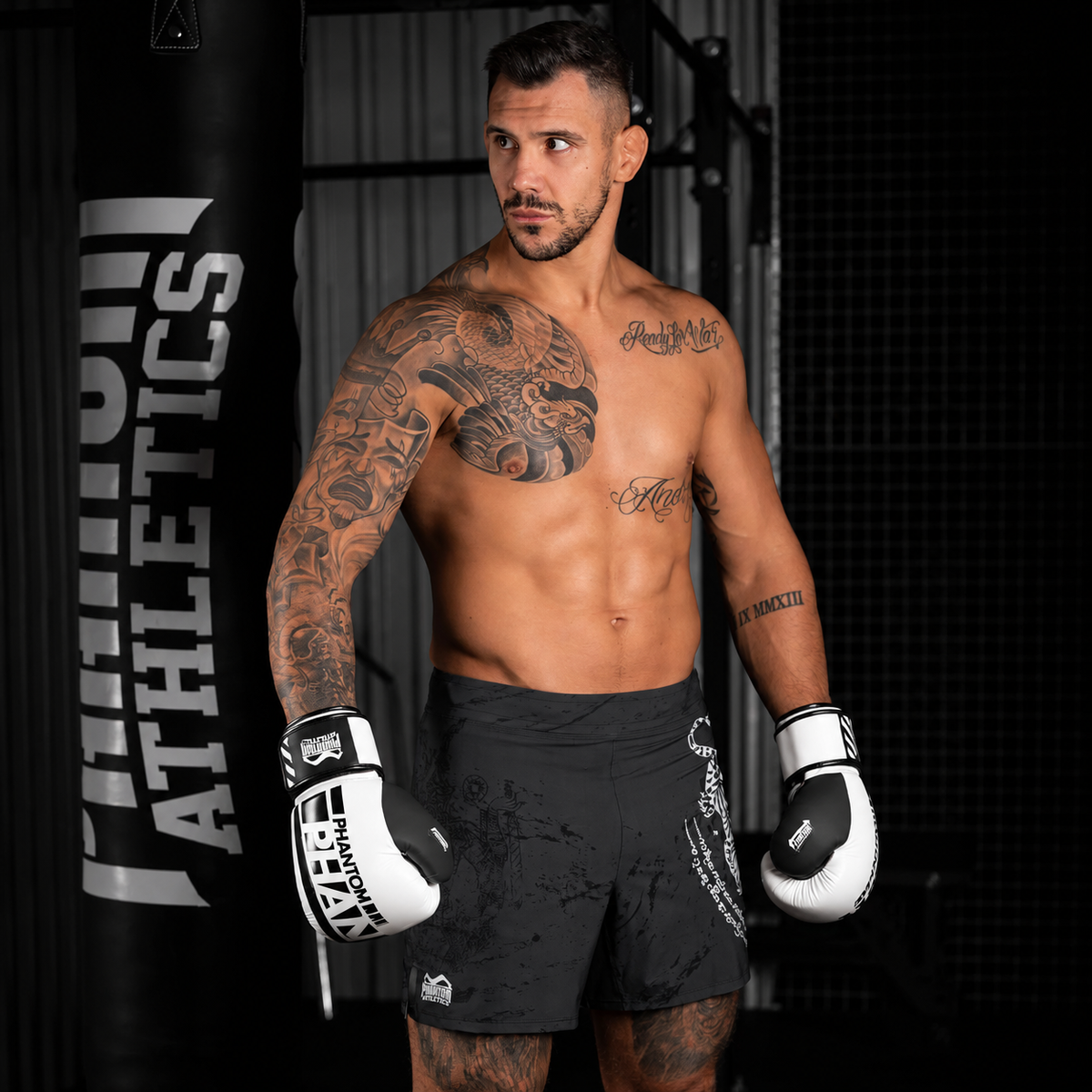 Phantom Athletics hat mit den Apex Whiteout Boxhandschuhen eine langlebige Fight-Option für regelmäßiges Training geschaffen. Das stabile Material und die feste Verarbeitung machen sie ideal für tägliche Belastung im Kampfsport.