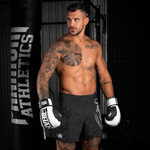 Phantom Athletics hat mit den Apex Whiteout Boxhandschuhen eine langlebige Fight-Option für regelmäßiges Training geschaffen. Das stabile Material und die feste Verarbeitung machen sie ideal für tägliche Belastung im Kampfsport.