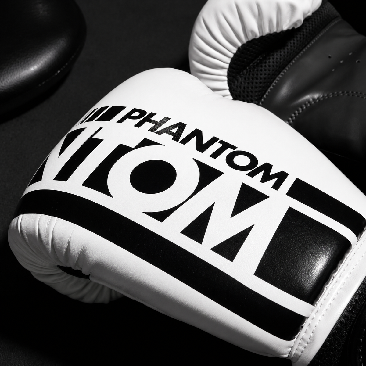 Die Apex Whiteout Boxhandschuhe von Phantom Athletics stehen für moderne Kampfsport-Ausrüstung mit klarer Ästhetik und hoher Funktionalität. Sie eignen sich für Boxen, Kickboxen und Muay Thai und bieten dir maximale Kontrolle bei jedem Schlag.
