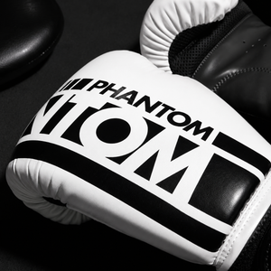 Die Apex Whiteout Boxhandschuhe von Phantom Athletics stehen für moderne Kampfsport-Ausrüstung mit klarer Ästhetik und hoher Funktionalität. Sie eignen sich für Boxen, Kickboxen und Muay Thai und bieten dir maximale Kontrolle bei jedem Schlag.