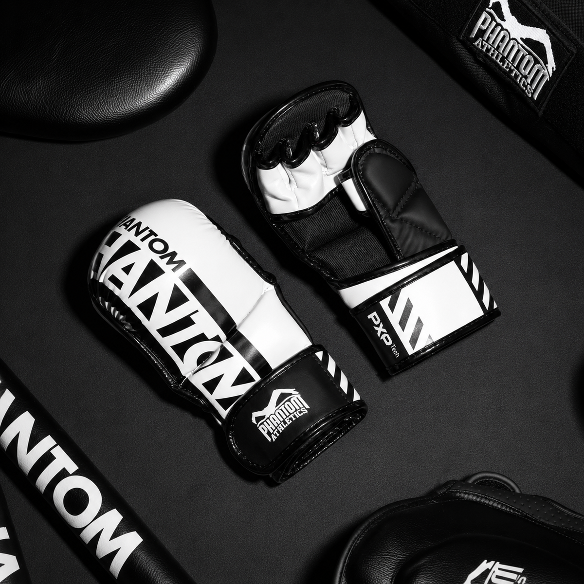 Die Apex Whiteout Sparring Gloves von Phantom Athletics kombinieren robuste Verarbeitung mit hohem Tragekomfort für regelmäßiges MMA-Training. Die Polsterung reduziert Aufprallkräfte und unterstützt sichere Trainingseinheiten im Standkampf und Clinch.