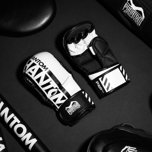 Die Apex Whiteout Sparring Gloves von Phantom Athletics kombinieren robuste Verarbeitung mit hohem Tragekomfort für regelmäßiges MMA-Training. Die Polsterung reduziert Aufprallkräfte und unterstützt sichere Trainingseinheiten im Standkampf und Clinch.