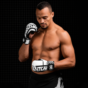 Phantom Athletics hat diese MMA Sparring Handschuhe für Athleten entwickelt, die Wert auf Sicherheit und Performance legen. Perfekt für Kickboxen, MMA-Drills und kontrolliertes Sparring im täglichen Training.