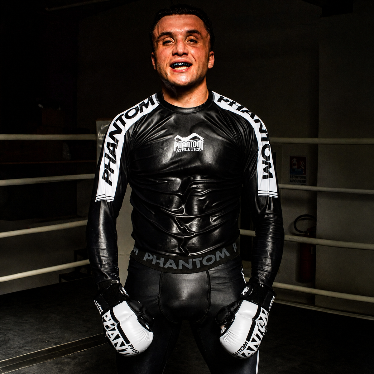 Die Apex Whiteout MMA Sparring Gloves von Phantom Athletics eignen sich ideal für intensives Kampfsporttraining mit Fokus auf Technik und Sicherheit. Sie bieten Schutz, Stabilität und ein natürliches Gefühl bei allen Striking- und Sparringsübungen.