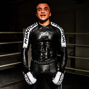 Die Apex Whiteout MMA Sparring Gloves von Phantom Athletics eignen sich ideal für intensives Kampfsporttraining mit Fokus auf Technik und Sicherheit. Sie bieten Schutz, Stabilität und ein natürliches Gefühl bei allen Striking- und Sparringsübungen.