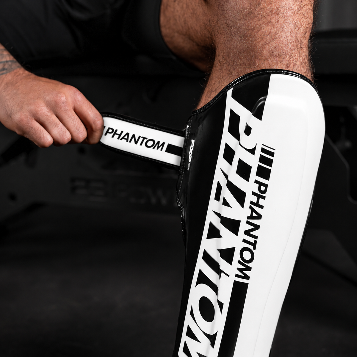 Die Apex Whiteout Shinpads von Phantom Athletics kombinieren robuste Materialien mit zuverlässiger Dämpfung für harte Sparring-Sessions. Sie schützen Schienbein und Spann effektiv und unterstützen sicheres Training im Kampfsport-Alltag.