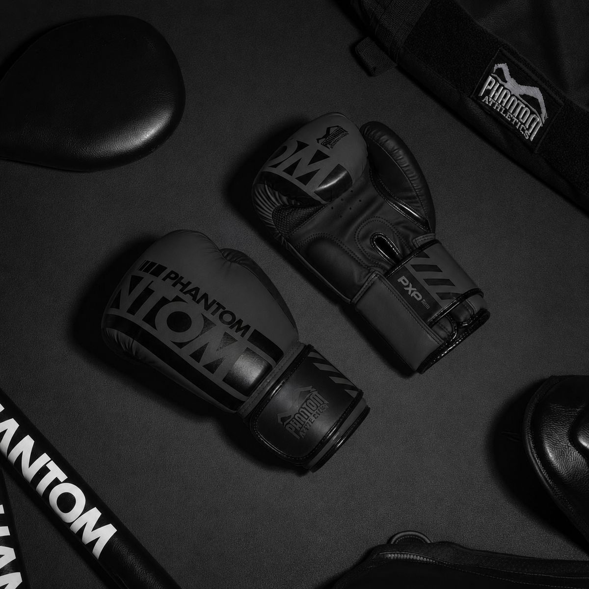 Mit den Apex Blackout Boxhandschuhen von Phantom Athletics trainierst du auf hohem Niveau im Kampfsport und profitierst von ergonomischer Passform und langlebiger Verarbeitung. Ideal für MMA-Striking, Pratzenarbeit und tägliche Trainingseinheiten im Gym, bei denen Kraft und Kontrolle im Fokus stehen.