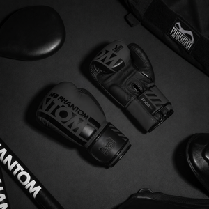 Mit den Apex Blackout Boxhandschuhen von Phantom Athletics trainierst du auf hohem Niveau im Kampfsport und profitierst von ergonomischer Passform und langlebiger Verarbeitung. Ideal für MMA-Striking, Pratzenarbeit und tägliche Trainingseinheiten im Gym, bei denen Kraft und Kontrolle im Fokus stehen.