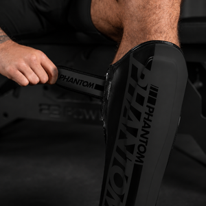 Die Apex Blackout Schienbeinschoner von Phantom Athletics bieten starke Dämpfung und schützen zuverlässig bei harten Kicks und Blocktechniken. Ideal für Sparring und Techniktraining im Kampfsport mit Fokus auf Sicherheit und Stabilität.