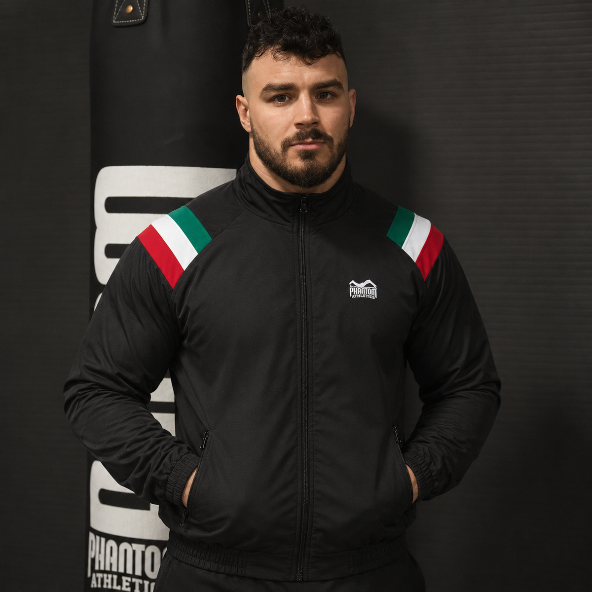 Diese hochwertige Trainingsjacke von Phantom Athletics wurde für ambitionierte Kampfsportler entwickelt, die Funktionalität und Style verbinden möchten. Perfekt für Grappling, Jiu-Jitsu, Fitness oder den Weg ins Gym dank lockerem Schnitt, schweißableitendem Material und sportlichem Team-Italy Design.