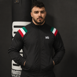 Diese hochwertige Trainingsjacke von Phantom Athletics wurde für ambitionierte Kampfsportler entwickelt, die Funktionalität und Style verbinden möchten. Perfekt für Grappling, Jiu-Jitsu, Fitness oder den Weg ins Gym dank lockerem Schnitt, schweißableitendem Material und sportlichem Team-Italy Design.