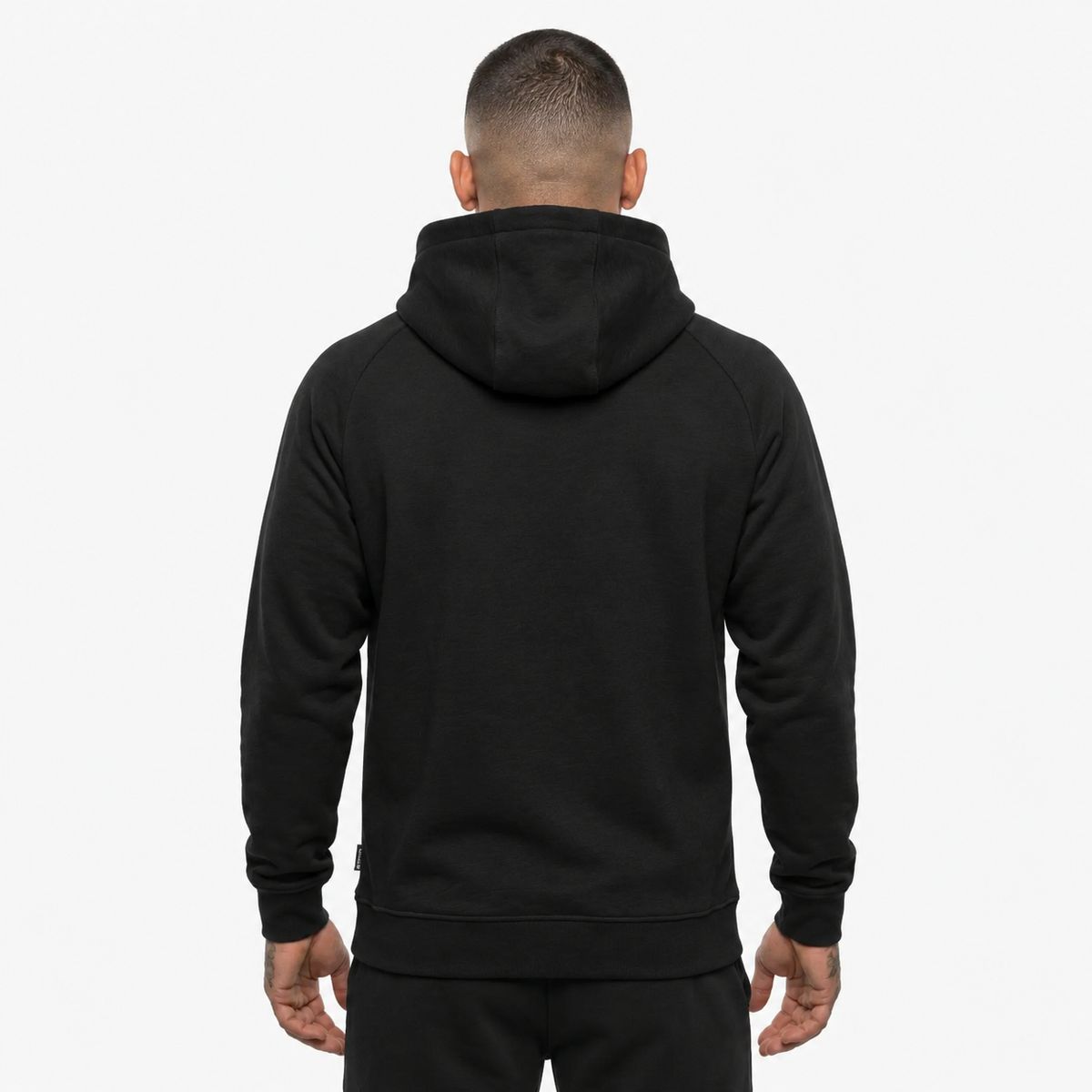 Dieser schwarze Hoodie von Phantom Athletics wurde für Athleten entwickelt, die Wert auf Funktion und einen cleanen Look legen. Ideal für Kampfsport, Fitness oder entspannte Recovery-Tage nach intensiven Trainingseinheiten.