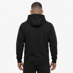 Dieser schwarze Hoodie von Phantom Athletics wurde für Athleten entwickelt, die Wert auf Funktion und einen cleanen Look legen. Ideal für Kampfsport, Fitness oder entspannte Recovery-Tage nach intensiven Trainingseinheiten.