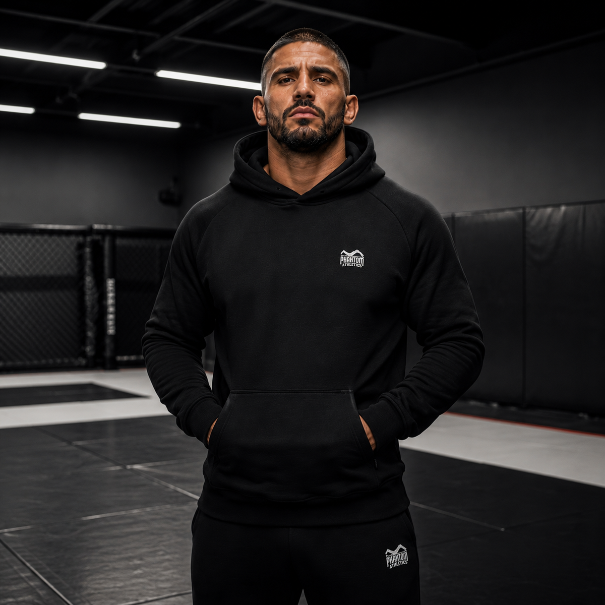 Der Unit Black Hoodie von Phantom Athletics bietet hohen Tragekomfort und optimale Bewegungsfreiheit für Kampfsportler im Alltag. Perfekt geeignet für Aufwärmphasen, Sparring-Vorbereitung oder leichte Trainingseinheiten im Gym.