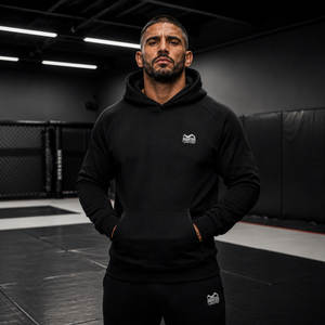Der Unit Black Hoodie von Phantom Athletics bietet hohen Tragekomfort und optimale Bewegungsfreiheit für Kampfsportler im Alltag. Perfekt geeignet für Aufwärmphasen, Sparring-Vorbereitung oder leichte Trainingseinheiten im Gym.
