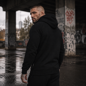 Der Phantom Athletics Hoodie Unit Black vereint sportliche Performance mit modernem Athleten-Design. Ein vielseitiges Essential für Training, Freizeit und den täglichen Kampfsport-Lifestyle.