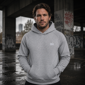 Mit seinem hochwertigen Material eignet sich der Phantom Athletics Hoodie perfekt für MMA, Boxen, Kickboxen und funktionelles Training. Er hält dich warm und unterstützt einen sportlichen Lifestyle rund um den Kampfsport.