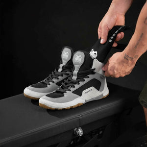 Premium Phantom Athletics Anti Odor Deodorizer zur effektiven Neutralisierung von unangenehmen Gerüchen in Boxhandschuhen, MMA‑Handschuhen, Ringerschuhen und Trainingstaschen mit natürlicher Bambus‑Aktivkohle und sportlich frischem Minzduft. Dieses funktionelle Trainings‑Tool sorgt für langanhaltende Frische nach intensiven Sparring‑ und Technik‑Einheiten im Kampfsport. Ein hochwertiges Zubehör für ambitionierte Athleten.