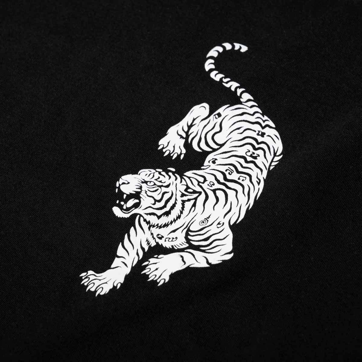 Das Phantom Athletics T-Shirt Tiger Yant in Schwarz steht für einen markanten Fighter-Look mit Einflüssen aus der traditionellen Muay-Thai-Kultur. Das sportliche Kampfsport-Shirt eignet sich ideal für Training, Freizeit und einen authentischen Fightwear-Style.