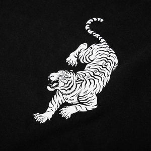 Das Phantom Athletics T-Shirt Tiger Yant in Schwarz steht für einen markanten Fighter-Look mit Einflüssen aus der traditionellen Muay-Thai-Kultur. Das sportliche Kampfsport-Shirt eignet sich ideal für Training, Freizeit und einen authentischen Fightwear-Style.