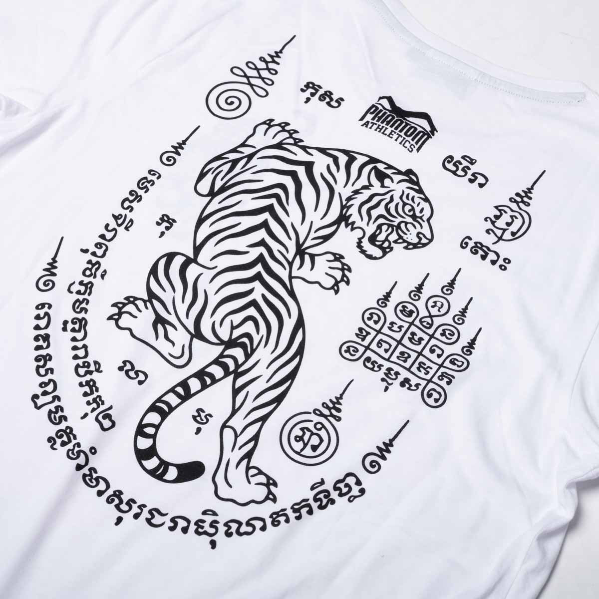 Das Phantom Athletics T-Shirt Tiger Yant in Weiß wurde für Kampfsportler entwickelt, die Bewegungsfreiheit, Komfort und authentischen Fightwear-Style verbinden möchten. Die hochwertige Kampfsportbekleidung eignet sich perfekt für Muay Thai, Kickboxen, MMA, Boxen und Grappling.