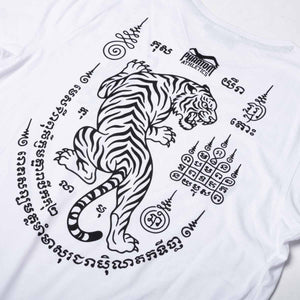 Das Phantom Athletics T-Shirt Tiger Yant in Weiß wurde für Kampfsportler entwickelt, die Bewegungsfreiheit, Komfort und authentischen Fightwear-Style verbinden möchten. Die hochwertige Kampfsportbekleidung eignet sich perfekt für Muay Thai, Kickboxen, MMA, Boxen und Grappling.