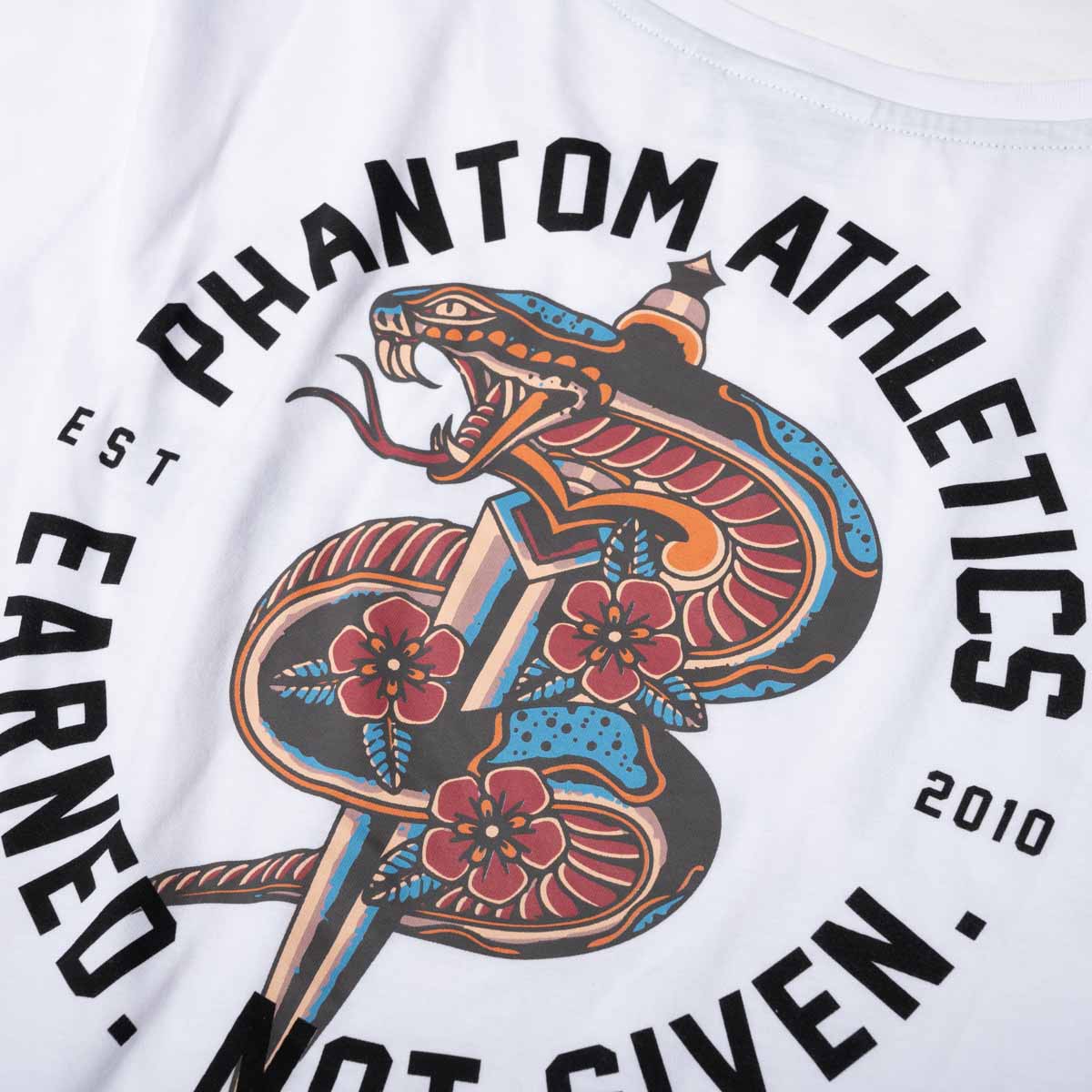 Das Phantom Athletics T-Shirt Serpent in Weiß kombiniert auffälliges Fightwear-Design mit einer hochwertigen Materialmischung aus 95 % Baumwolle und 5 % Polyester. Ideal für Fighter beim MMA, Kickboxen, Muay Thai, Grappling und täglichen Training im Gym.